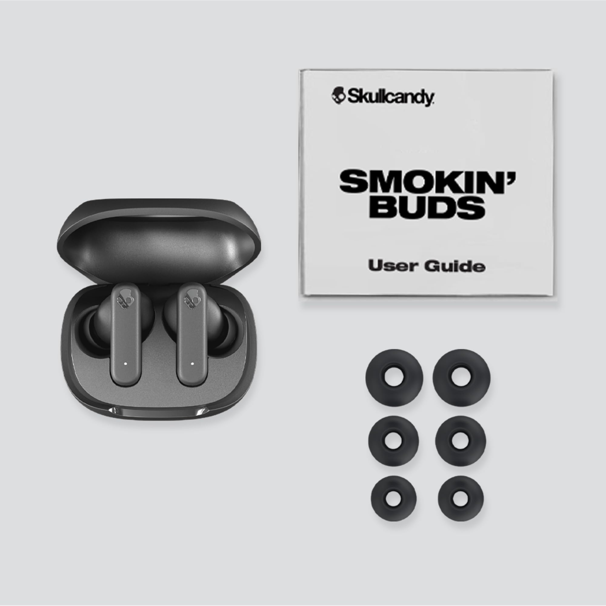 Skullcandy Smokin’ Buds estuche en carga rápida con cable mostrando rapidez