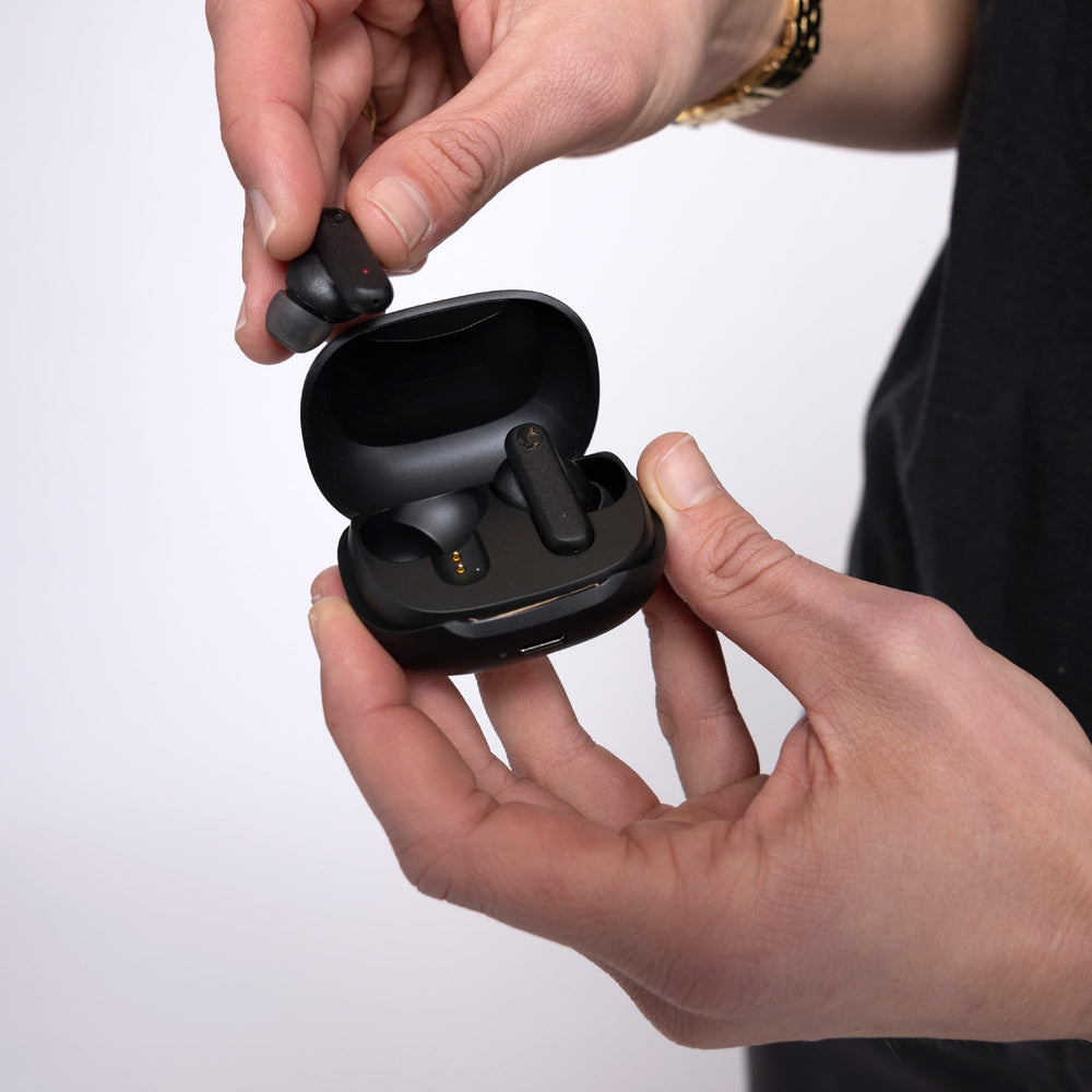 Skullcandy Smokin’ Buds etiqueta que indica materiales reciclables sostenibles