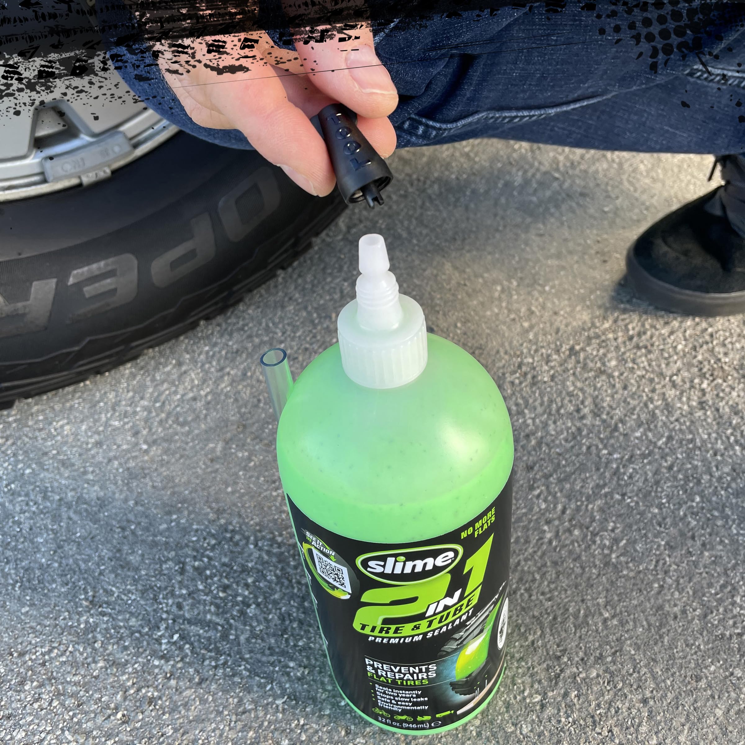 Slime vertiendo sellador con manguera para aplicación rápida y segura