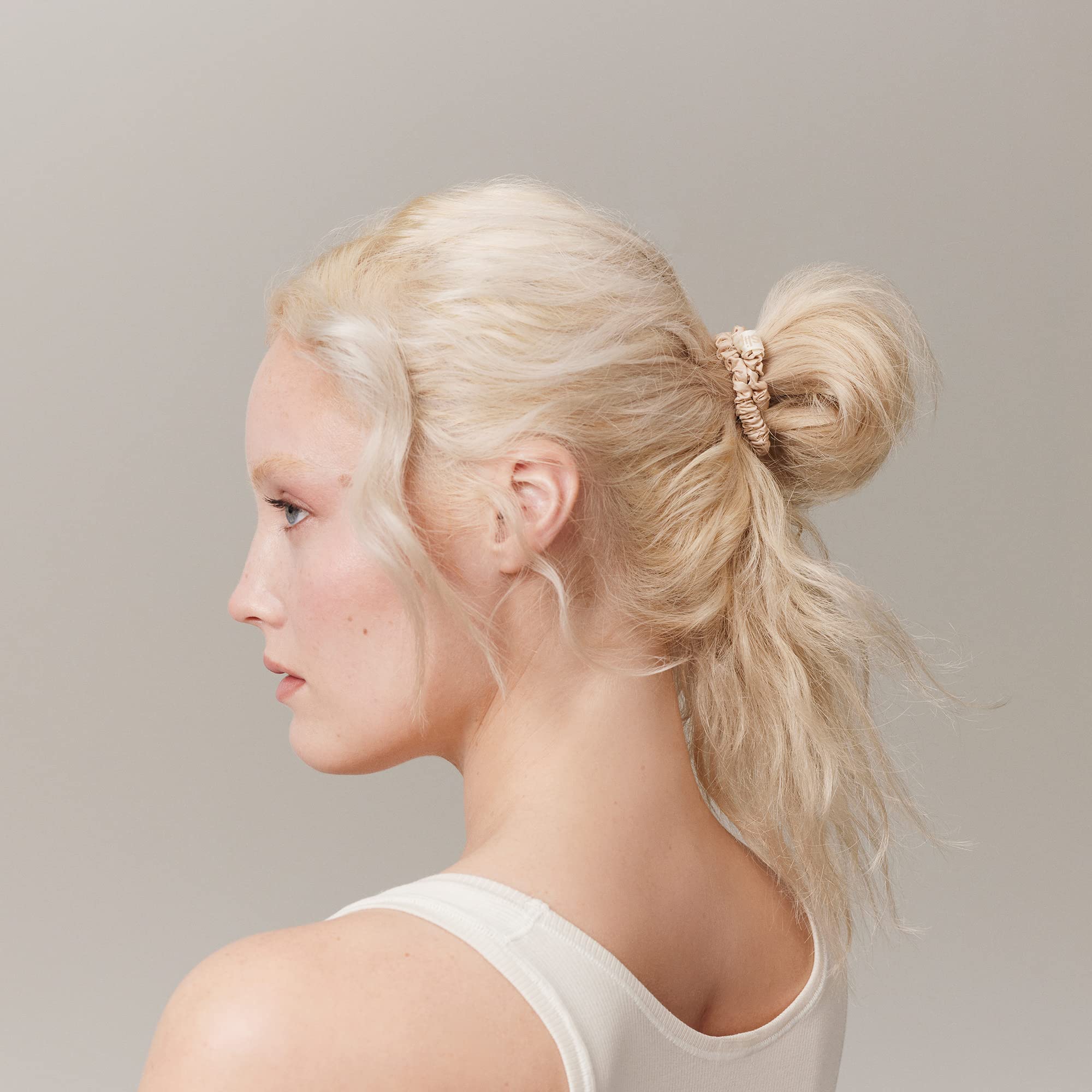 SLIP scrunchie en cabello largo mostrando acabado pulcro y sin marcas