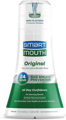 SmartMouth persona usando el enjuague en el baño para frescura inmediata