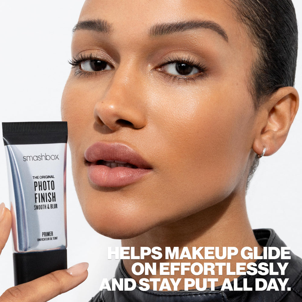 Smashbox primer junto a base mostrando cómo mejora la adherencia del maquillaje