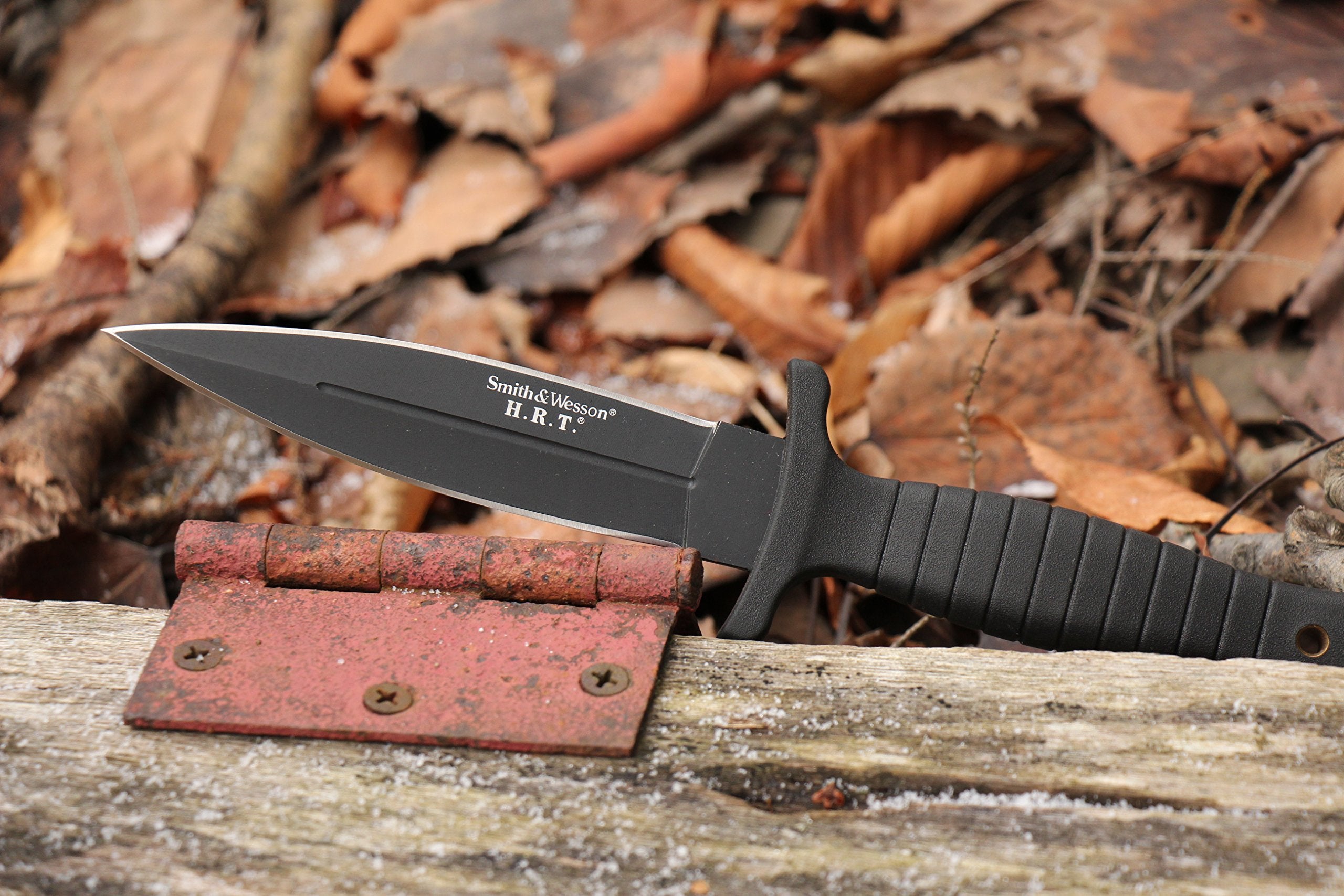 Smith & Wesson SWHRT9B colocado en funda de cuero en cinturón para transporte seguro