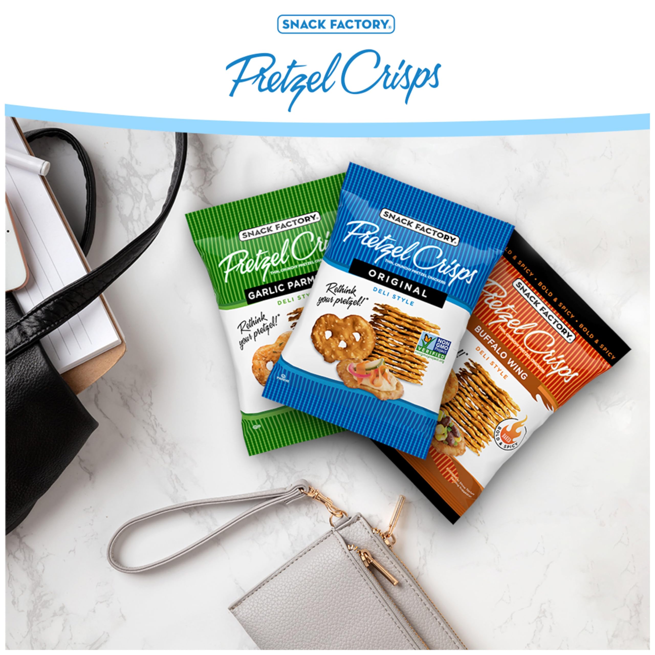 Snack Factory Pretzel Crisp siendo sumergido en dip cremoso, soporte firme