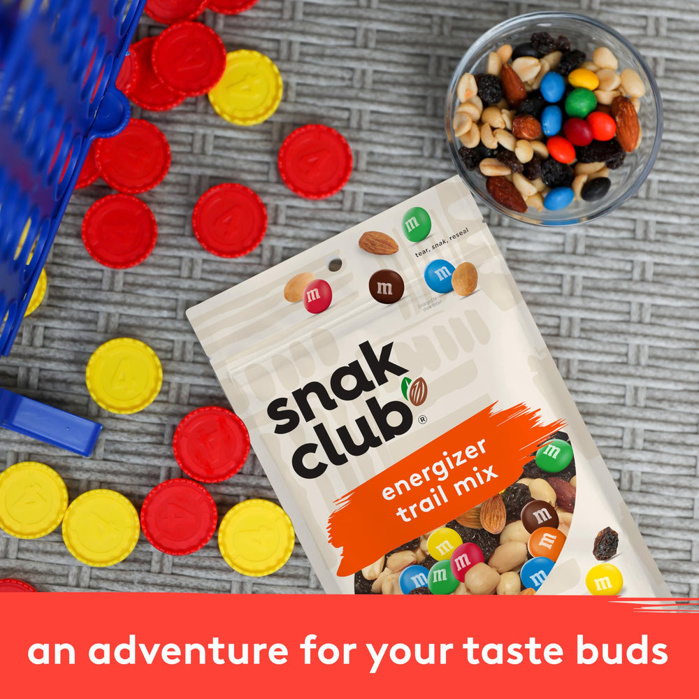 Snak Club bolsa abierta en mochila ilustrando snack para excursiones