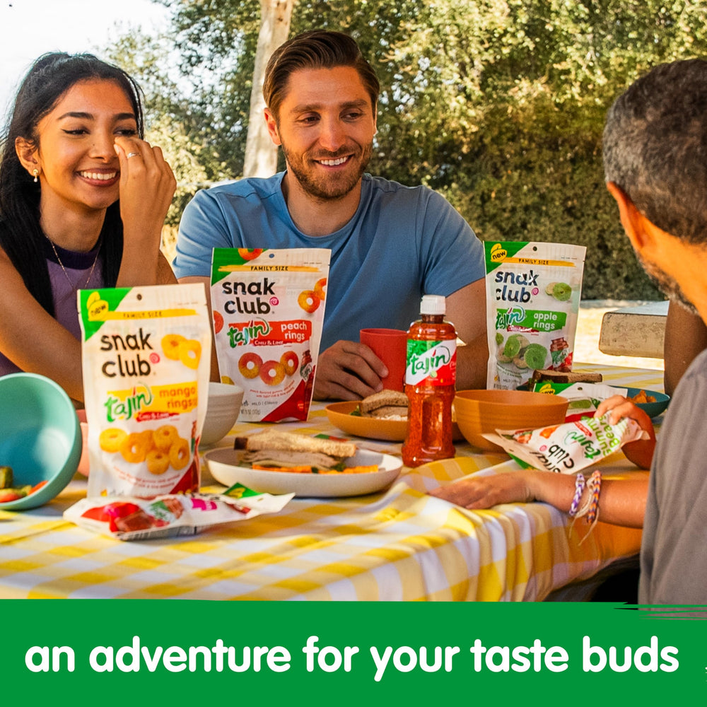Snak Club bolsa en mano mostrando tamaño snack y portabilidad