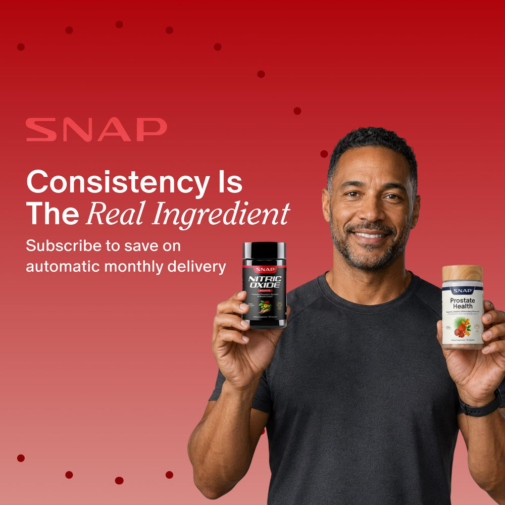 Snap Supplements manos de un hombre mayor mostrando confianza y vitalidad