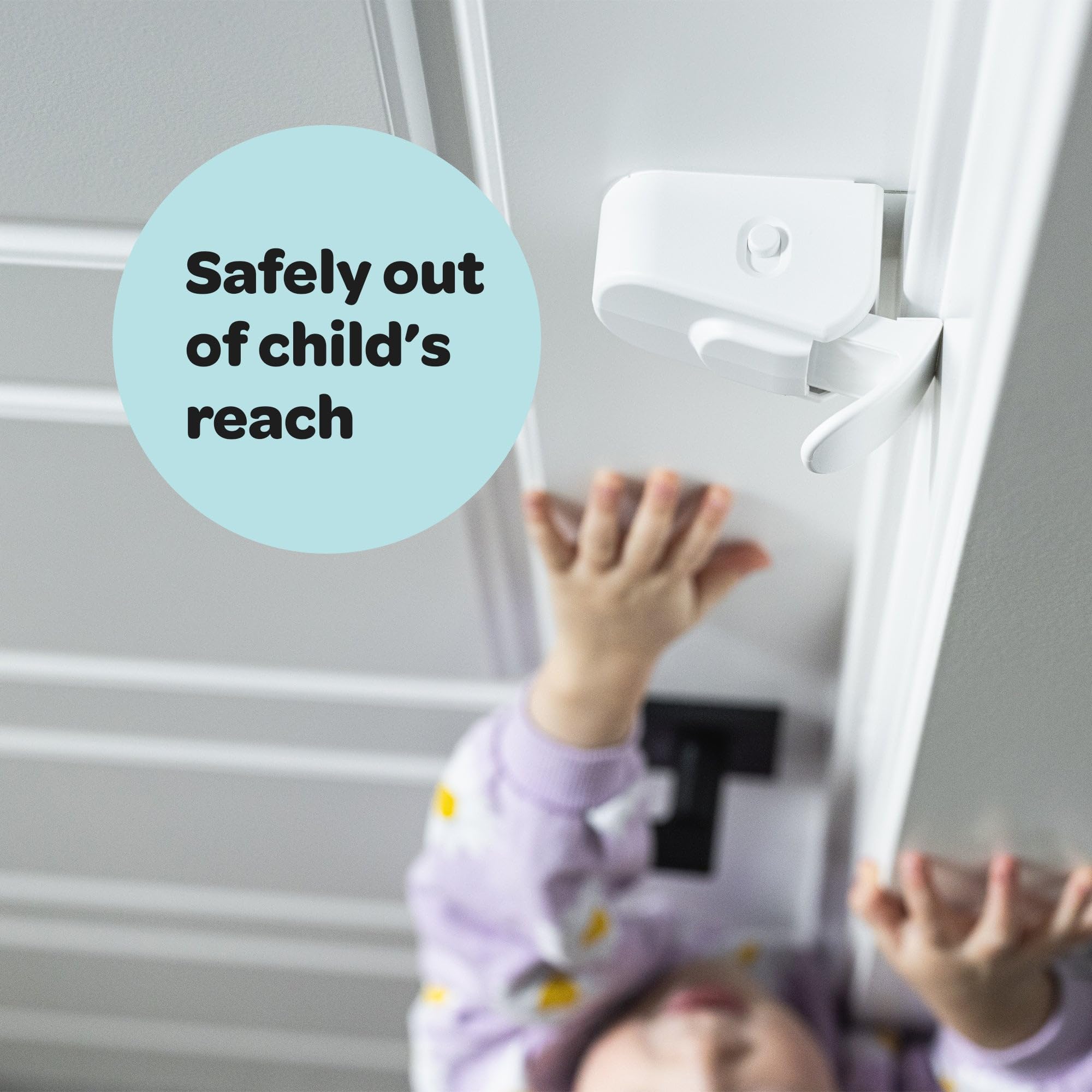 HugLock de SnapPower colocado en puerta de baño para control infantil práctico