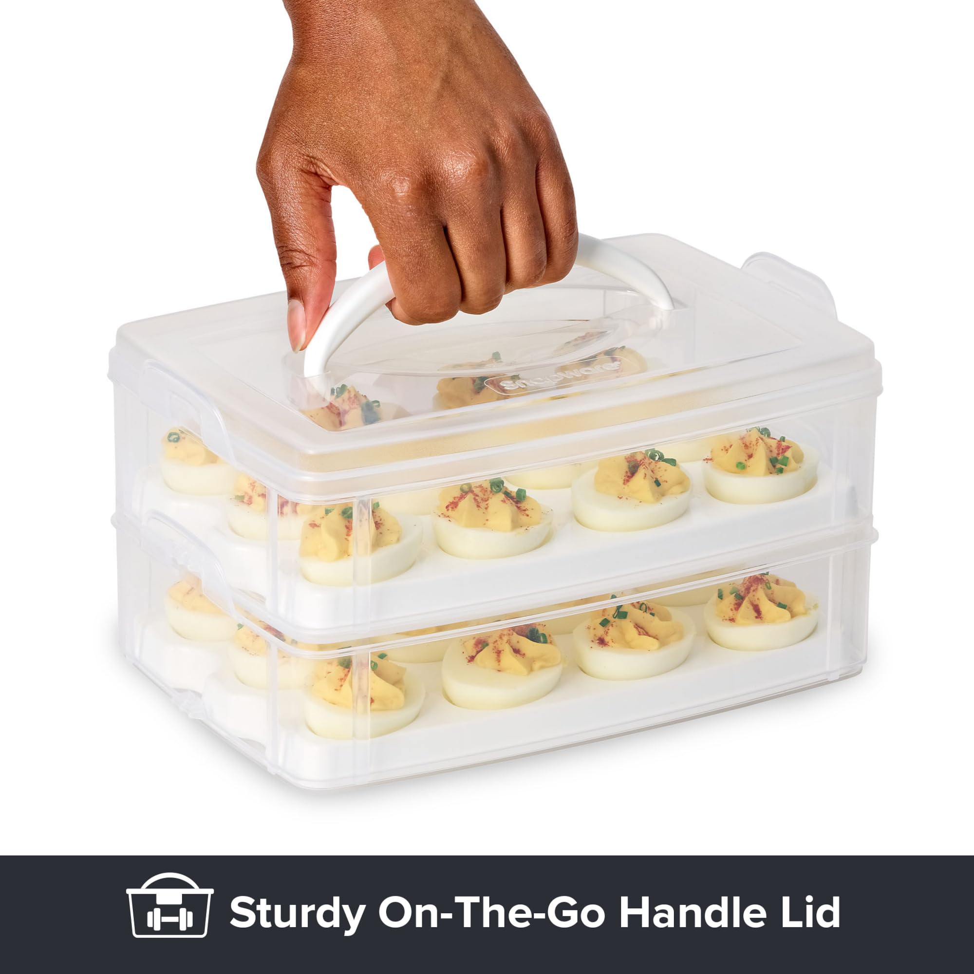 Portahuevos Snapware en picnic con huevos rellenos y snacks listos para servir