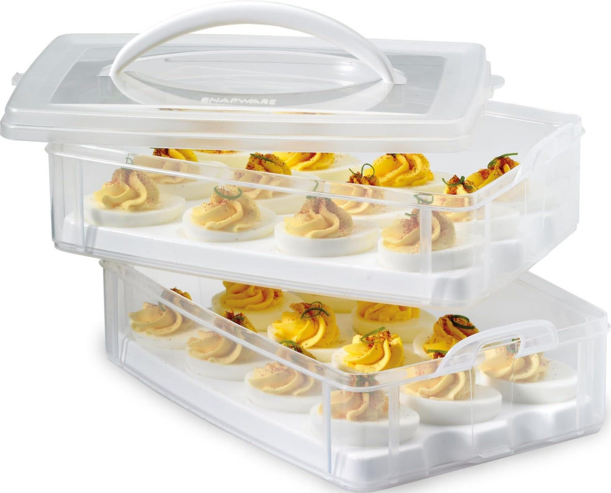 Snapware portahuevos frontal mostrando dos niveles y tapa con asa para transporte seguro