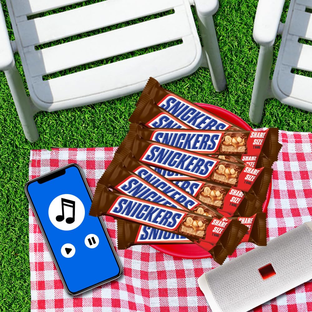 Comparación de tamaño Snickers en la mano para visualizar la porción