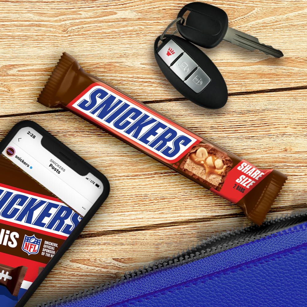 Snickers servidas en una bandeja en evento, ideal para compartir con invitados