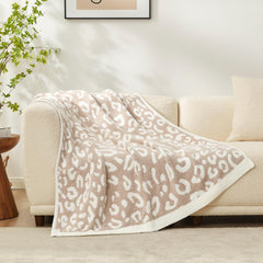 Snuggle Sac manta sobre sofá mostrando cómo decora la sala