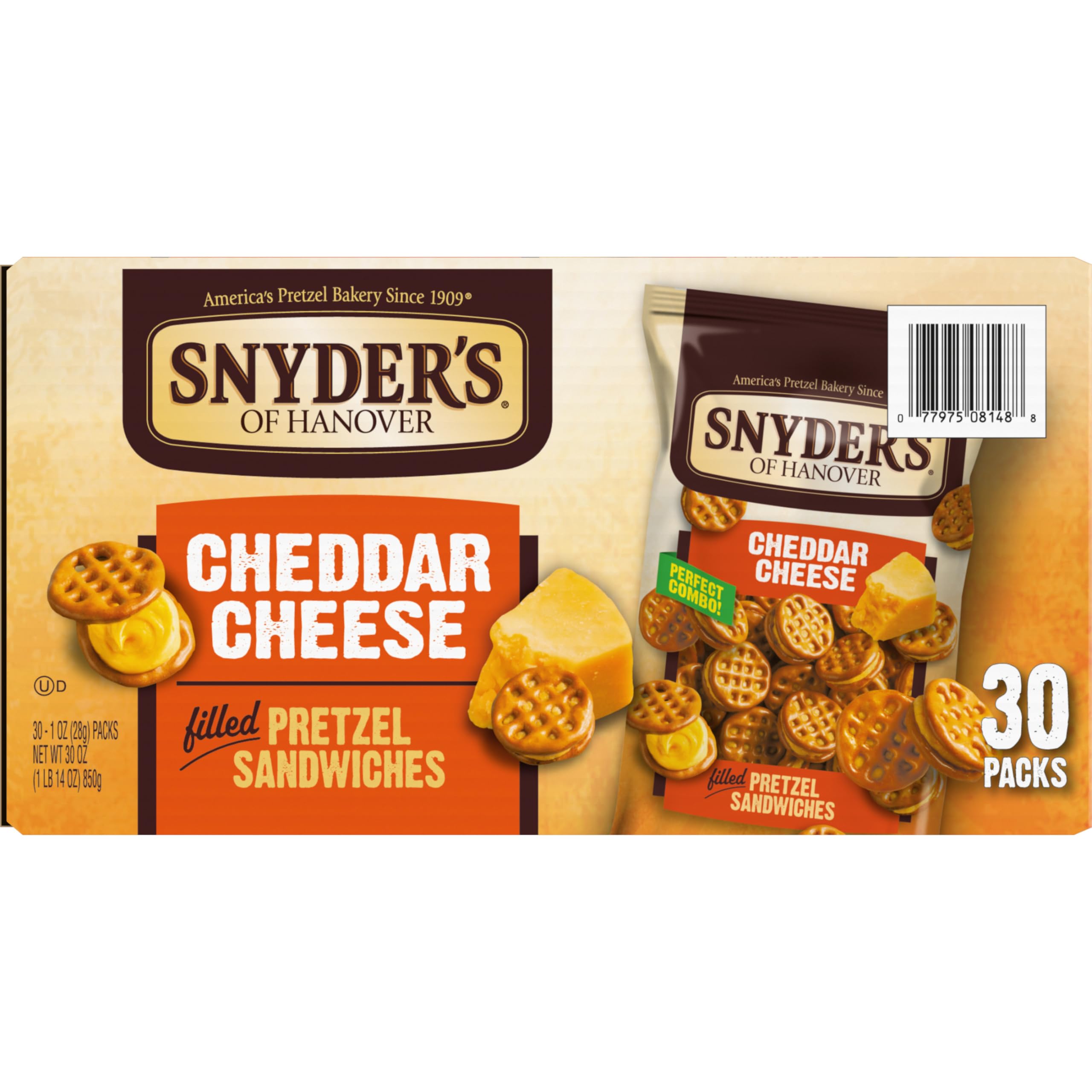 Snyder's of Hanover pretzel en mano para comparar tamaño, porción ideal