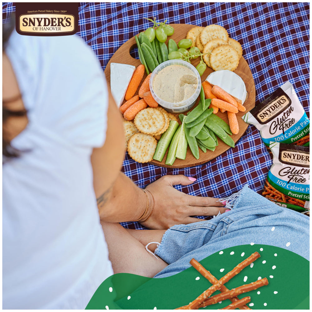 Snyder's of Hanover comparación de tamaño con una mano para escala práctica