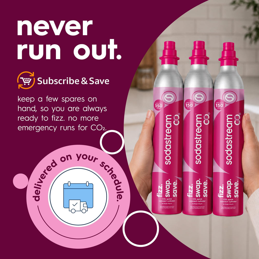 sodastream cilindro en mano para comparar tamaño y transportar fácil