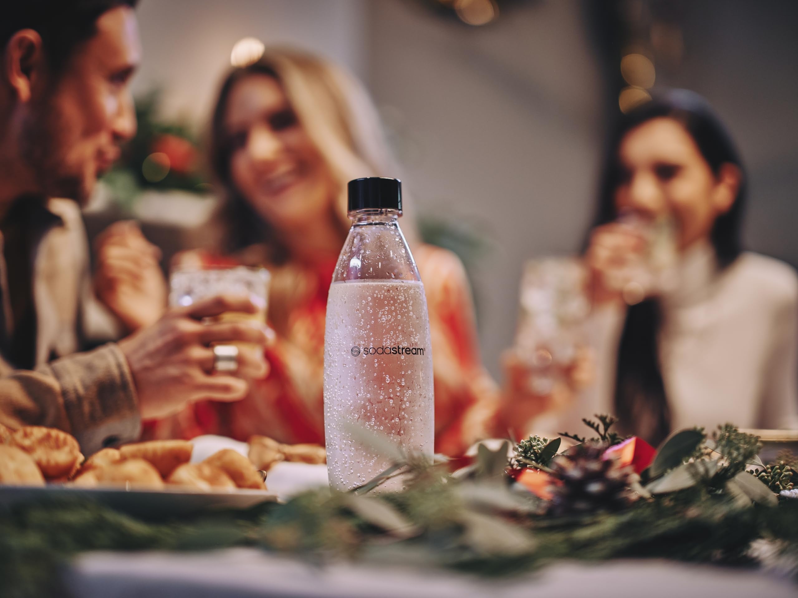 sodastream botella 1L junto a objetos cotidianos para escala