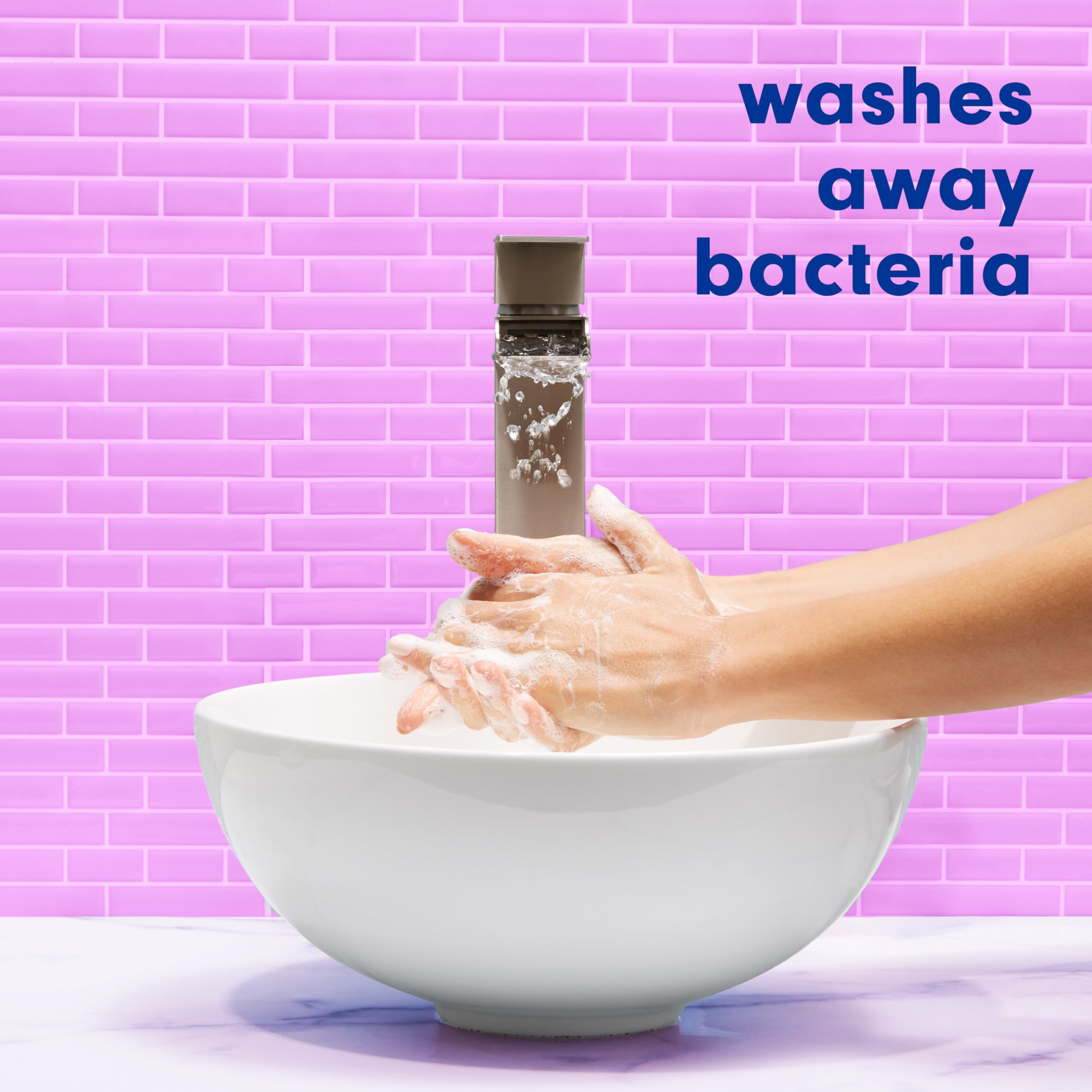 Softsoap comparación de tamaño en manos que muestra volumen práctico