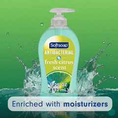 Softsoap en uso junto al fregadero de cocina para higiene rápida