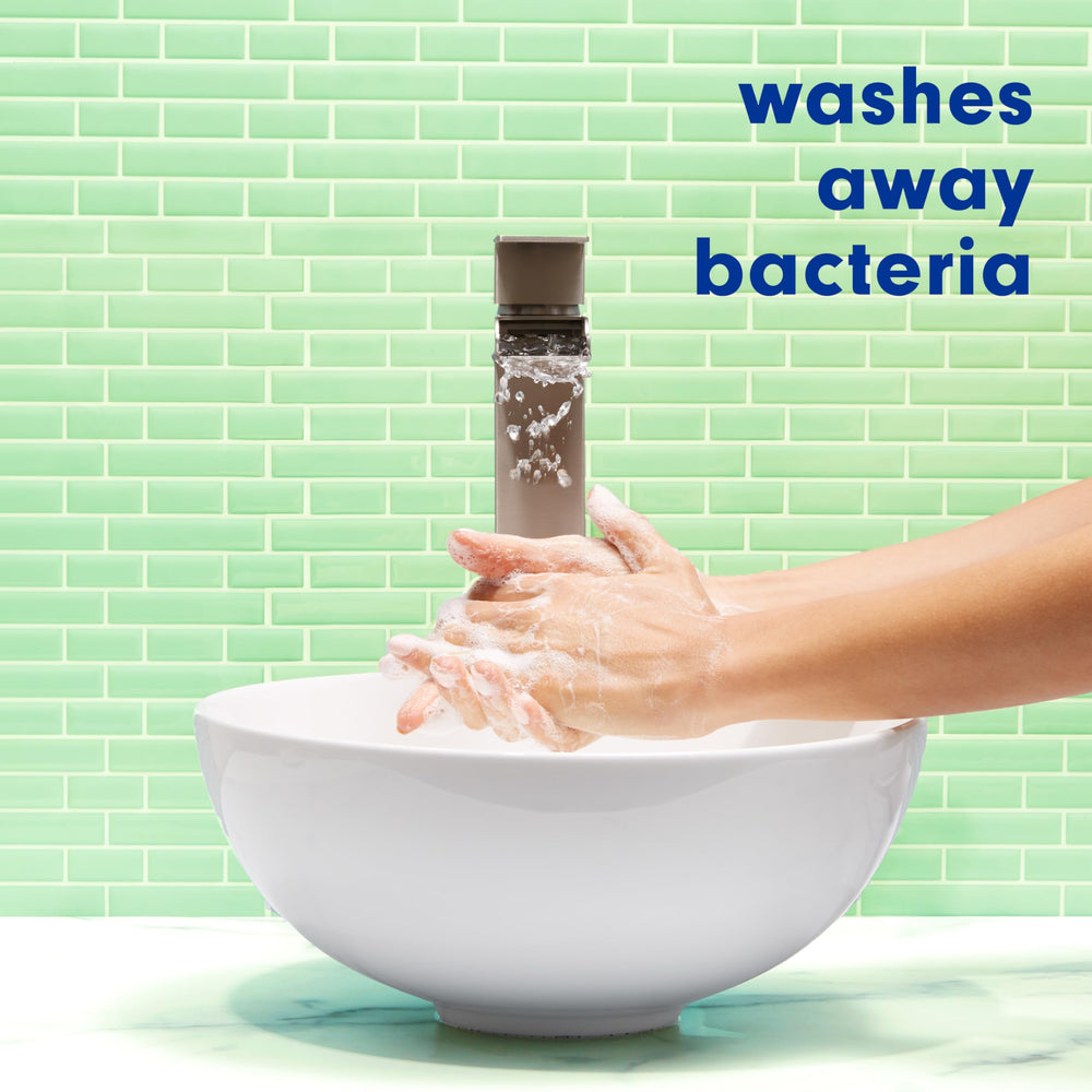 Softsoap junto al lavabo del baño aportando frescura y suavidad
