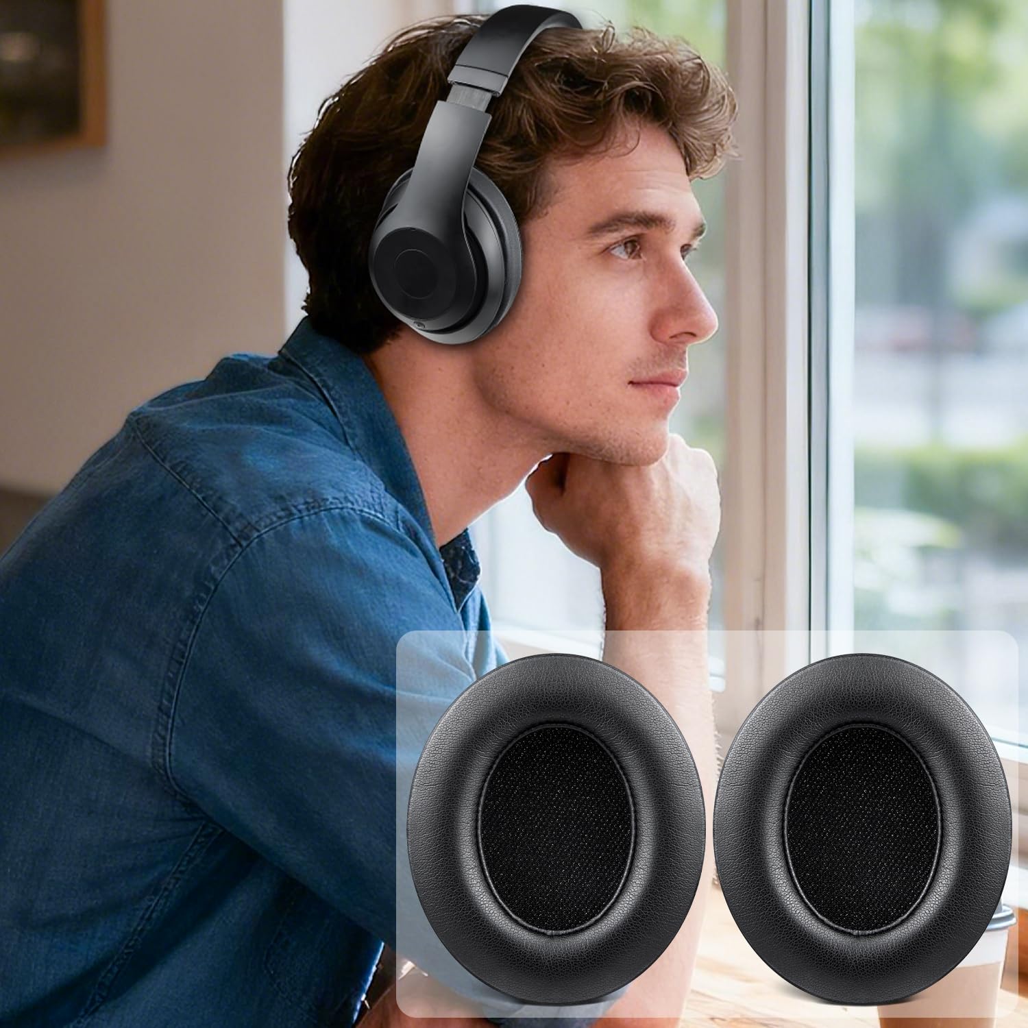 SoloWIT earpad sostenido en mano para mostrar escala y ergonomía