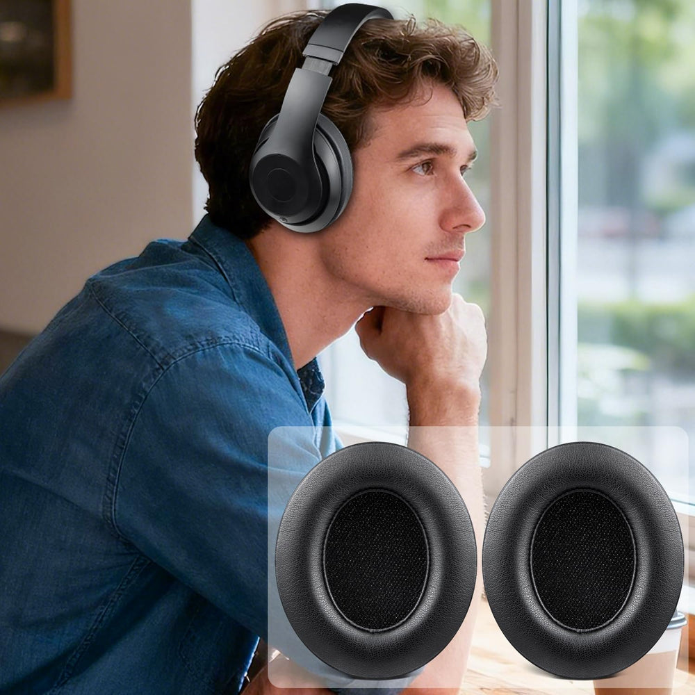 SoloWIT earpad sostenido en mano para mostrar escala y ergonomía