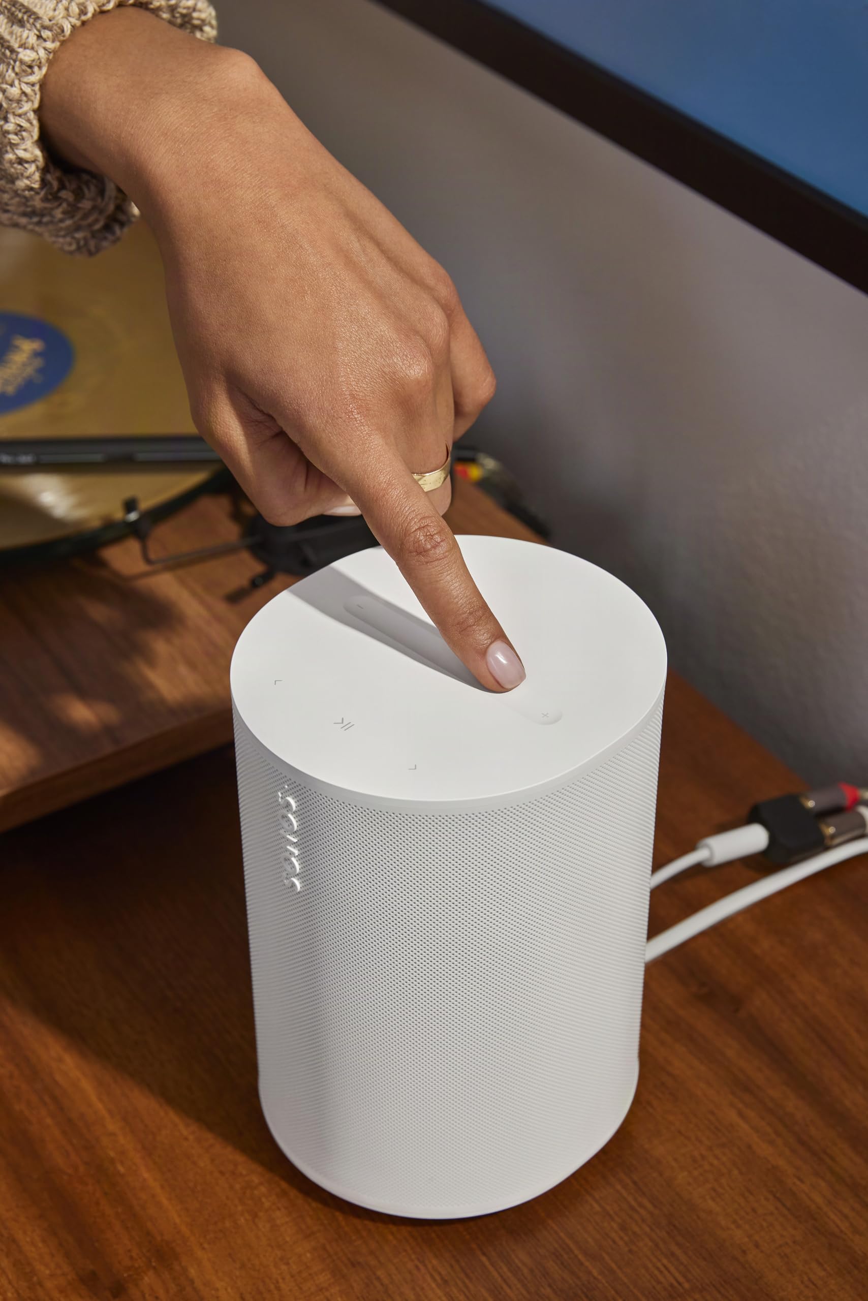 Sonos Era 100 SL sobre mesa para mostrar escala y adaptación a espacios pequeños
