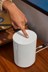 Sonos Era 100 SL sobre mesa para mostrar escala y adaptación a espacios pequeños