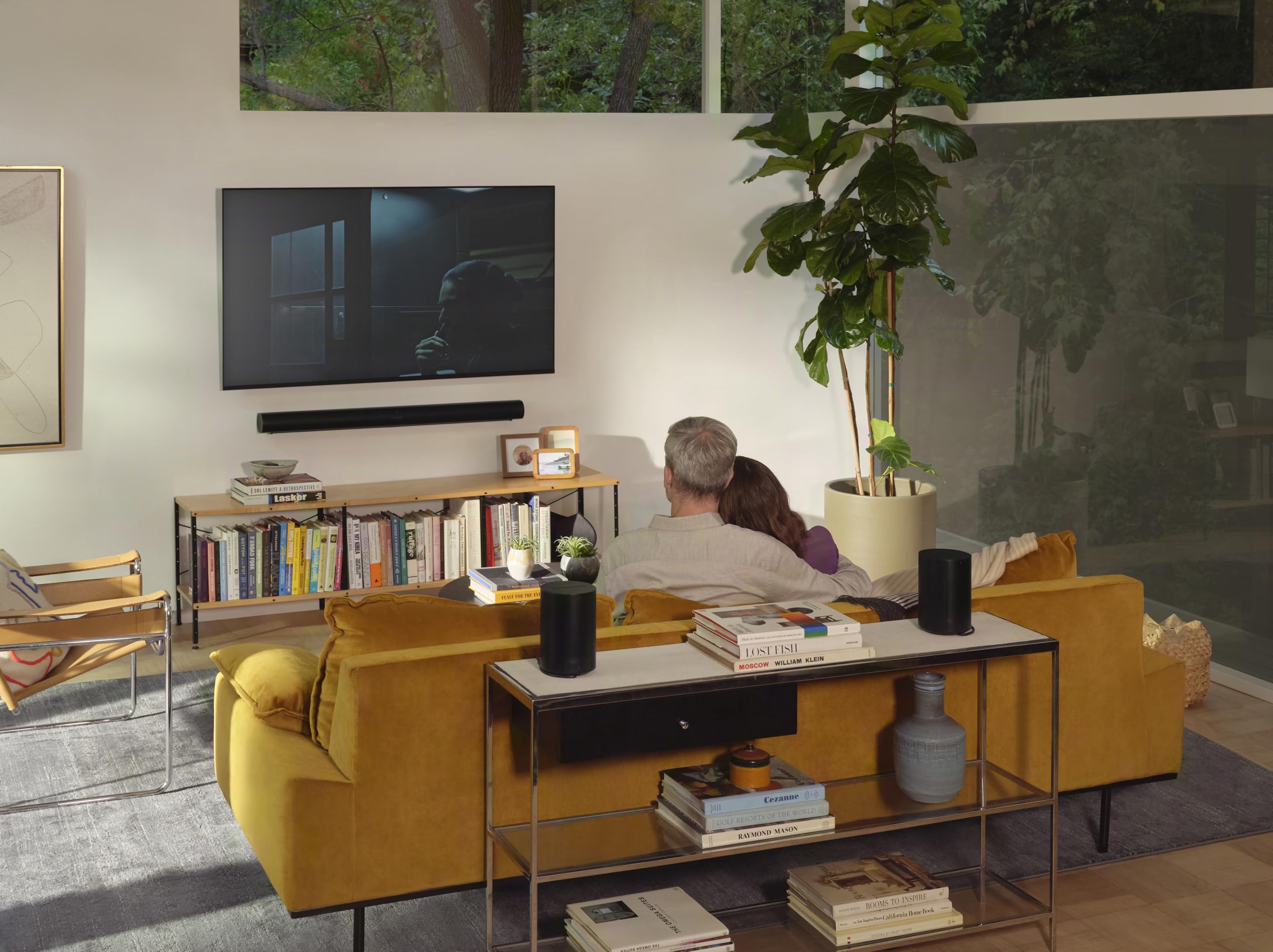 Sonos Era 100 SL en mano para comparar tamaño y facilidad de colocación