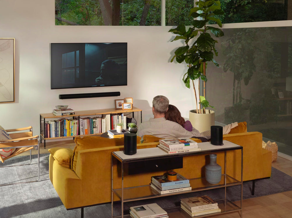 Sonos Era 100 SL en mano para comparar tamaño y facilidad de colocación