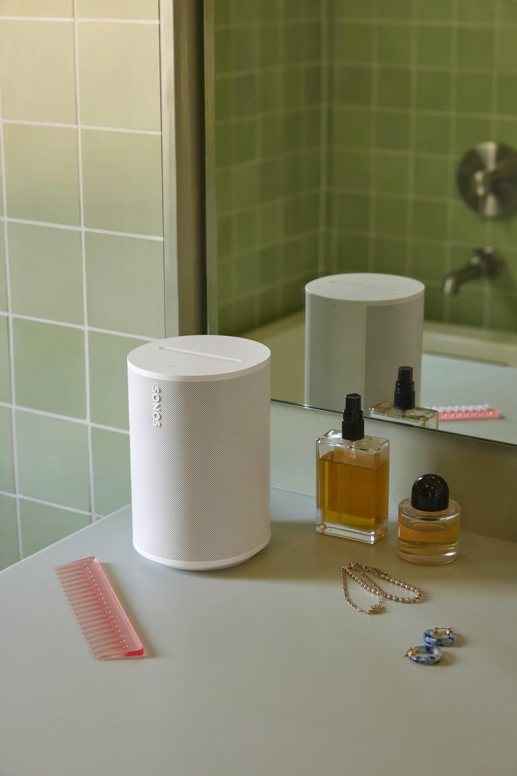 Sonos Era 100 SL vista superior malla texturizada que refleja calidad de construcción