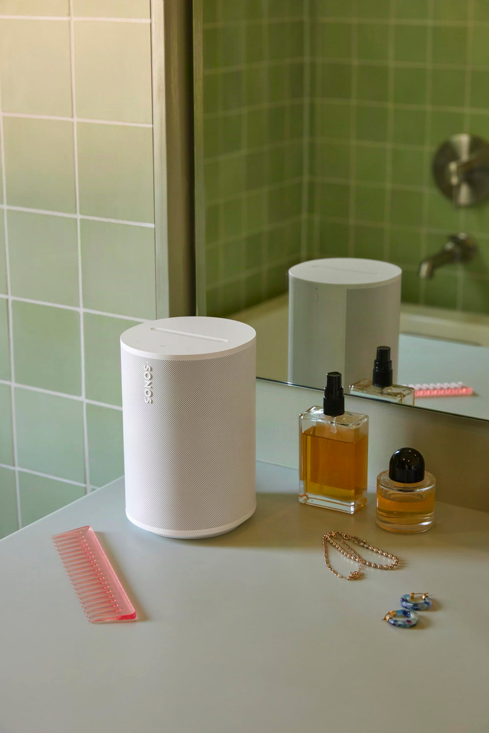 Sonos Era 100 SL vista superior malla texturizada que refleja calidad de construcción
