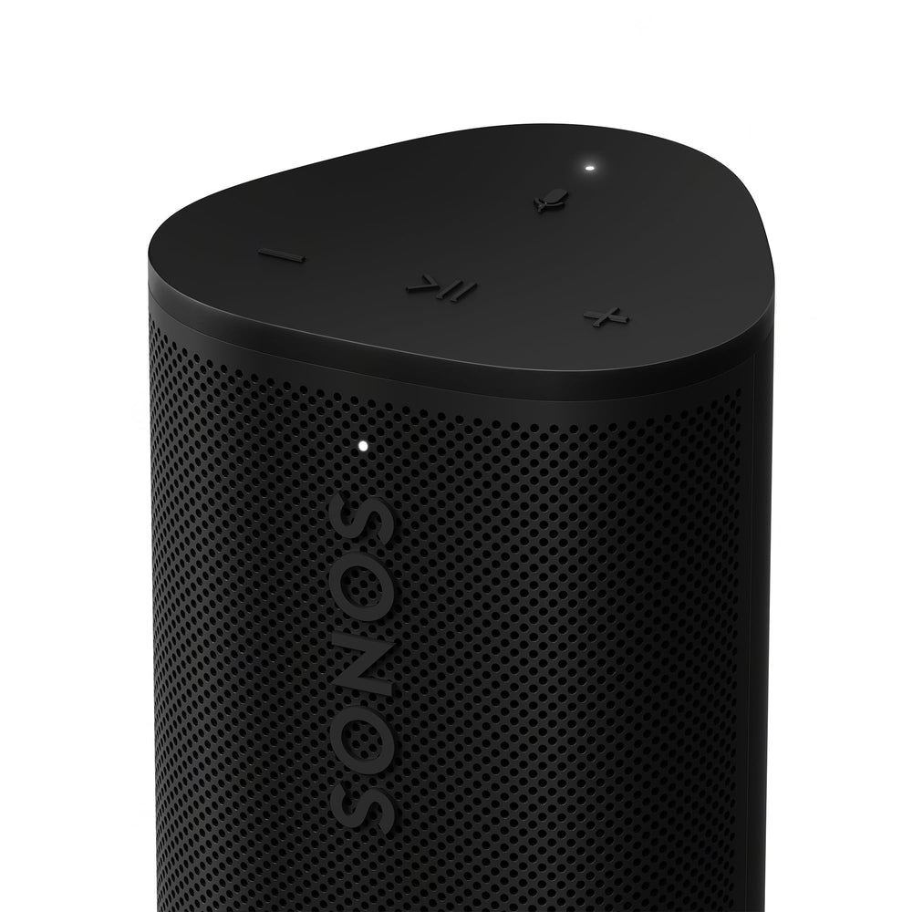 Sonos Roam 2 en mano para comparar escala y demostrar portabilidad Sonos