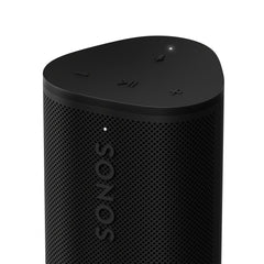 Sonos Roam 2 en mano para comparar escala y demostrar portabilidad Sonos