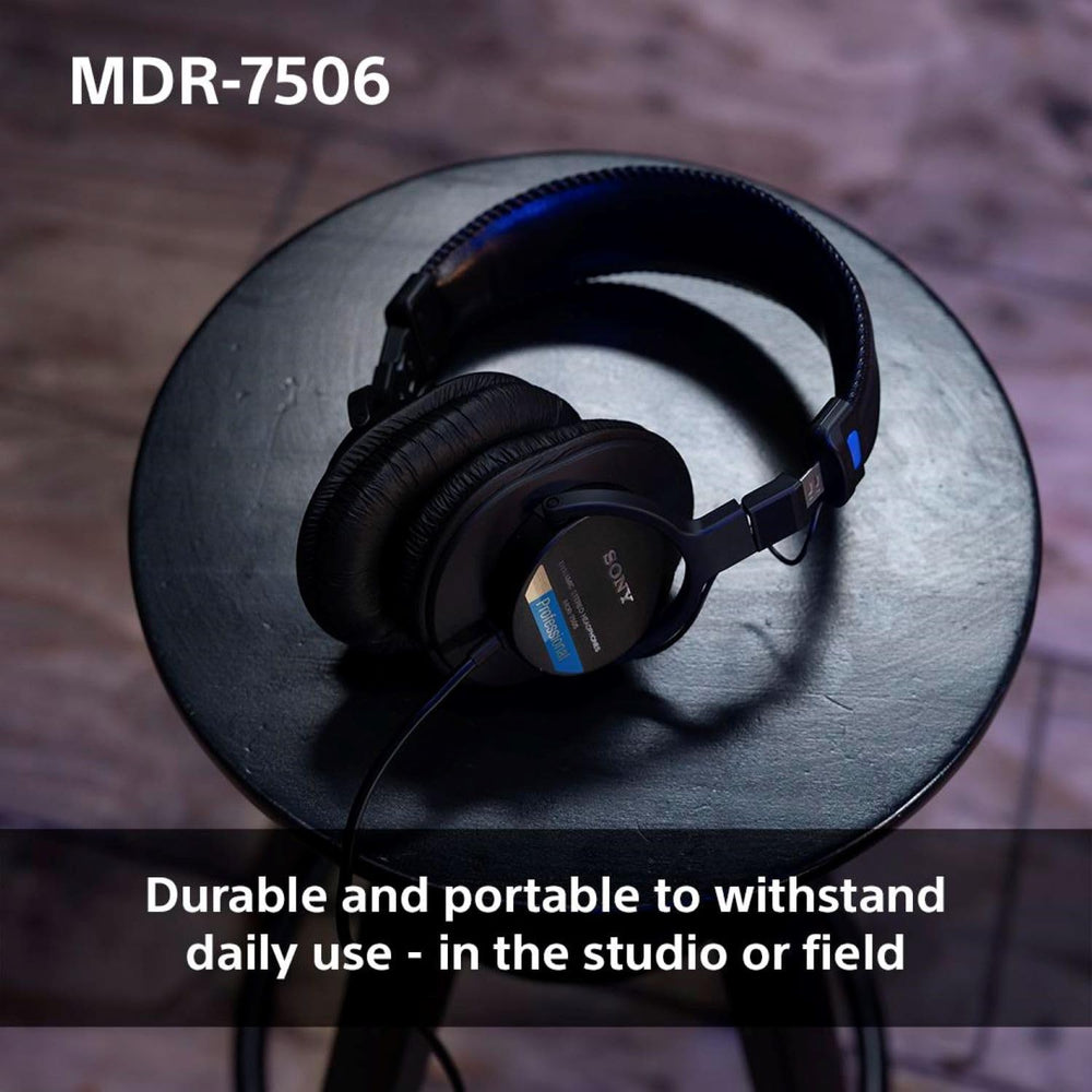 Sony MDR7506 comparación de tamaño junto a manos para escala Sony