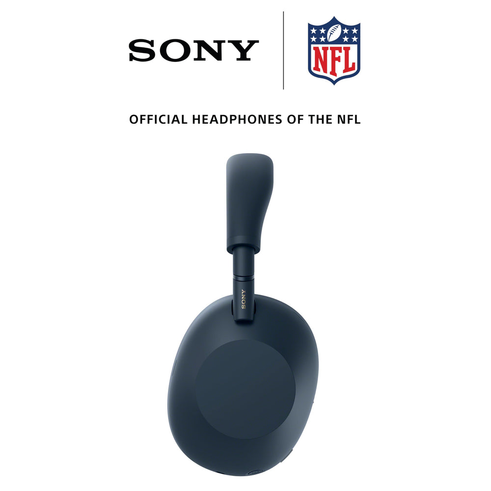 Sony WH-1000XM6 en mano comparando tamaño y portabilidad realista
