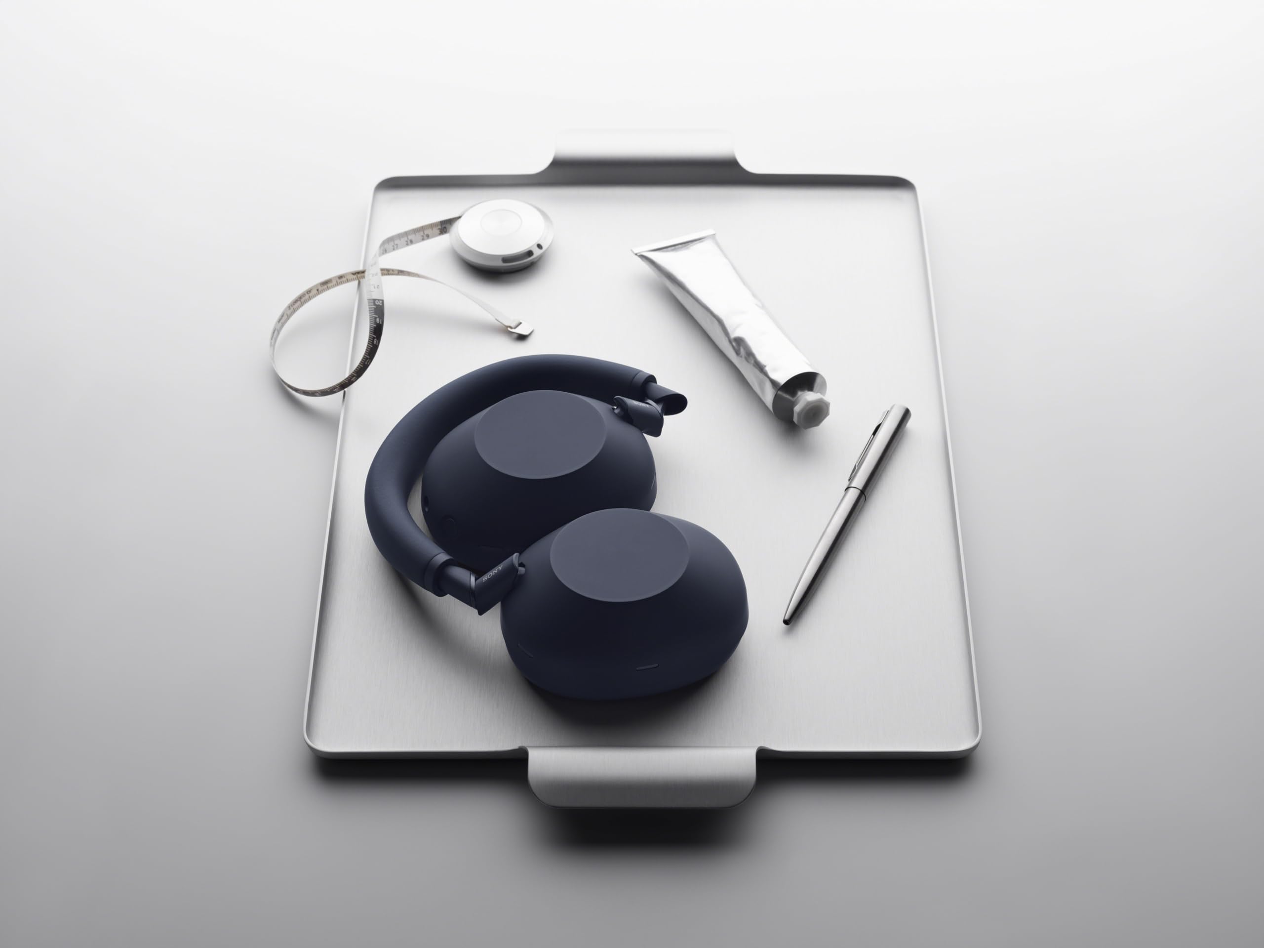 Sony WH-1000XM6 lateral con placa metálica que muestra acabado premium