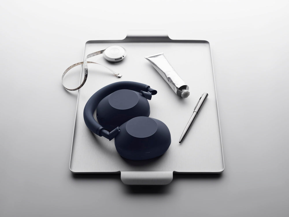Sony WH-1000XM6 lateral con placa metálica que muestra acabado premium