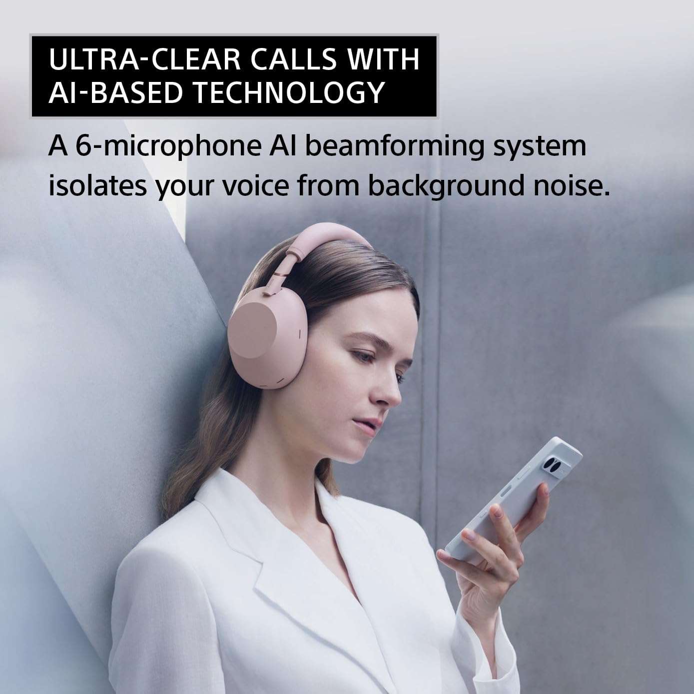 Sony WH-1000XM6 auriculares en uso con teléfono, audio claro en movilidad