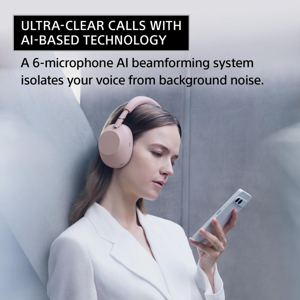 Sony WH-1000XM6 auriculares en uso con teléfono, audio claro en movilidad