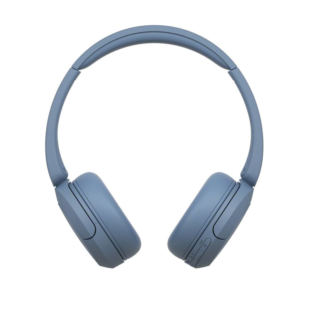 Sony WH-CH520 tamaño junto a mano, referencia de escala portátil