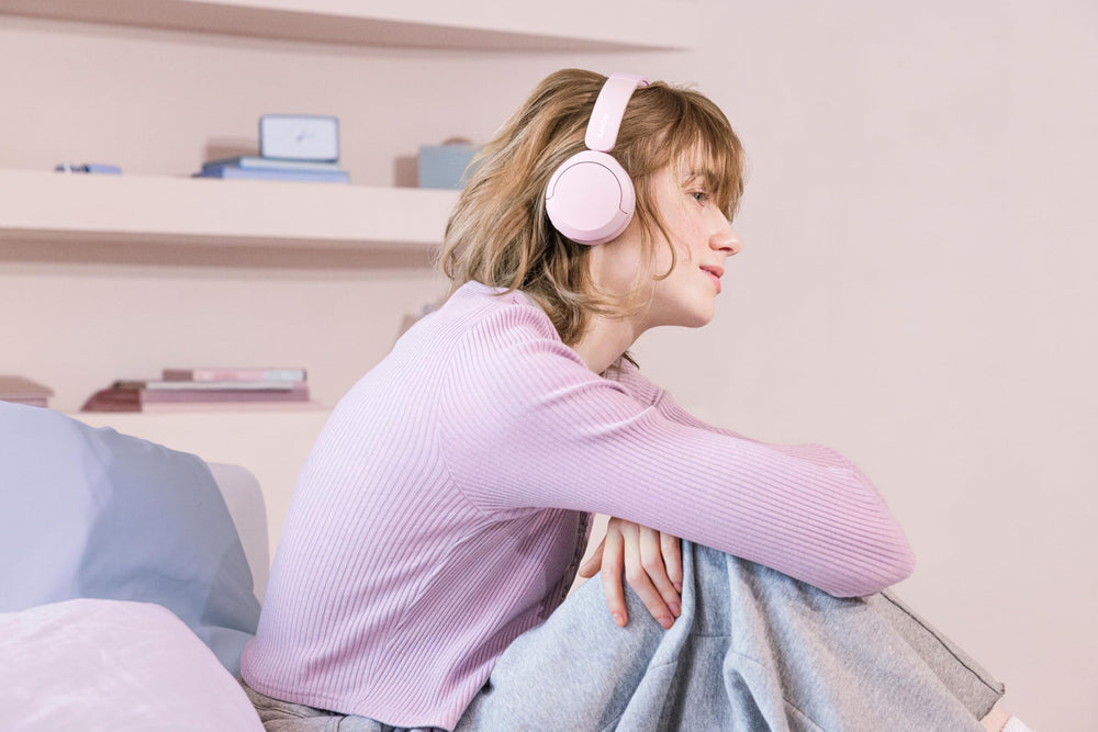 Sony WH-CH520 ambiente lifestyle rosa combinando moda y funcionalidad Sony