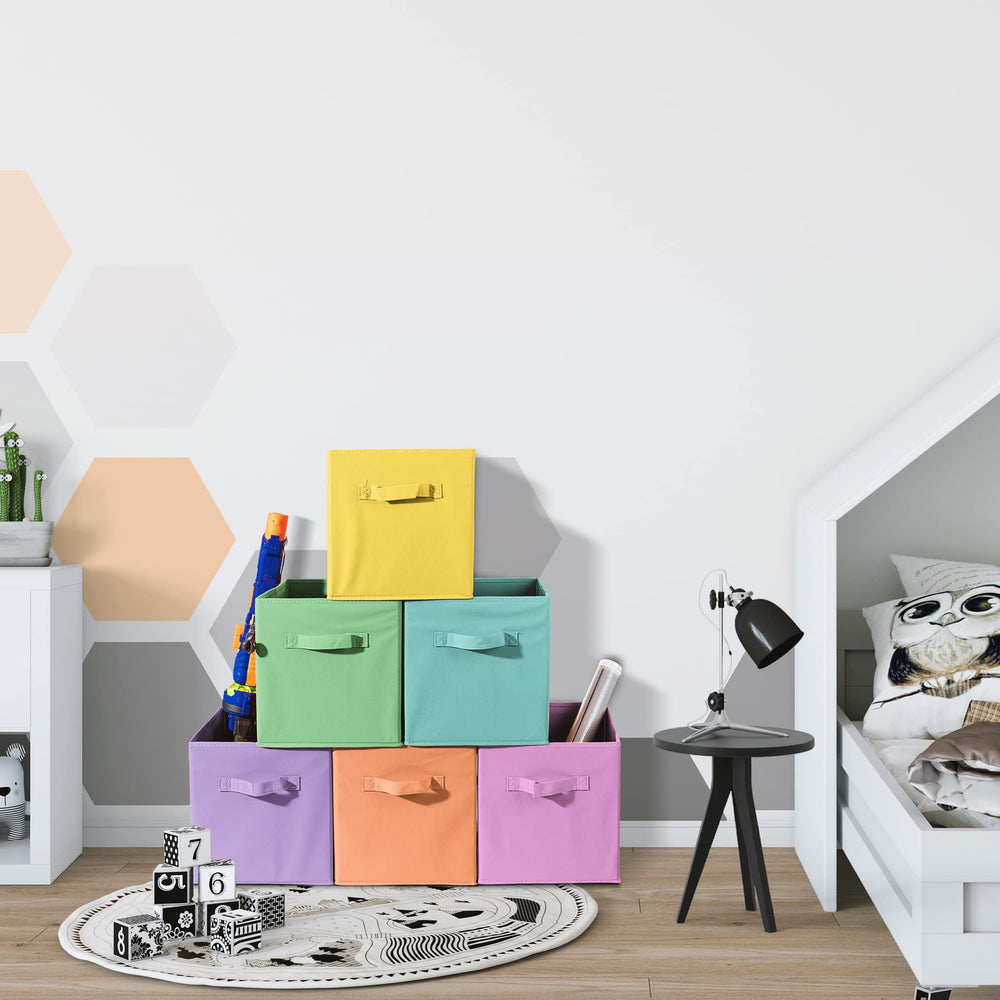 Sorbus cubo junto a mano para comparar tamaño y capacidad