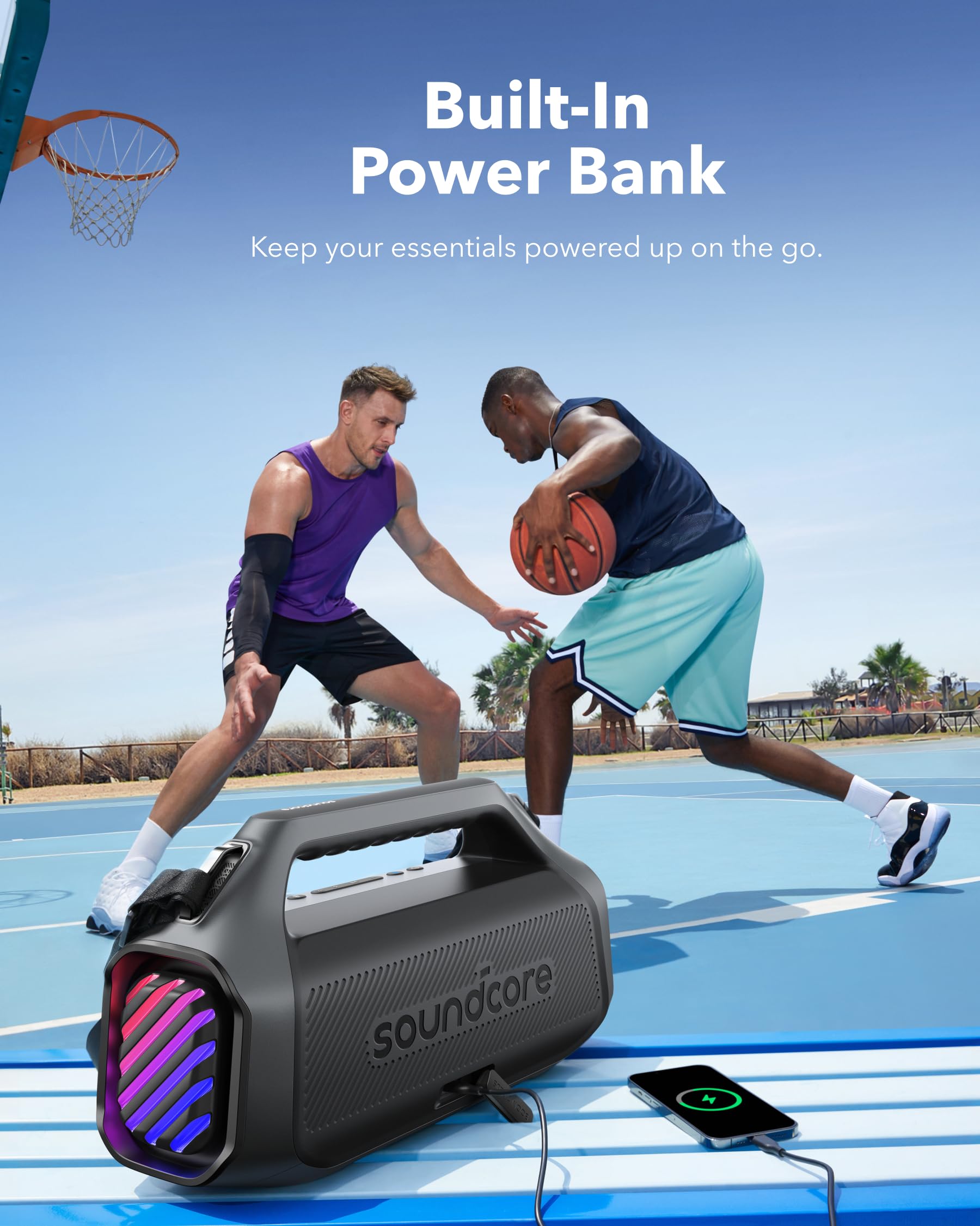 Soundcore Boom 2 Plus en mano para comparar tamaño, fácil transporte y manejo
