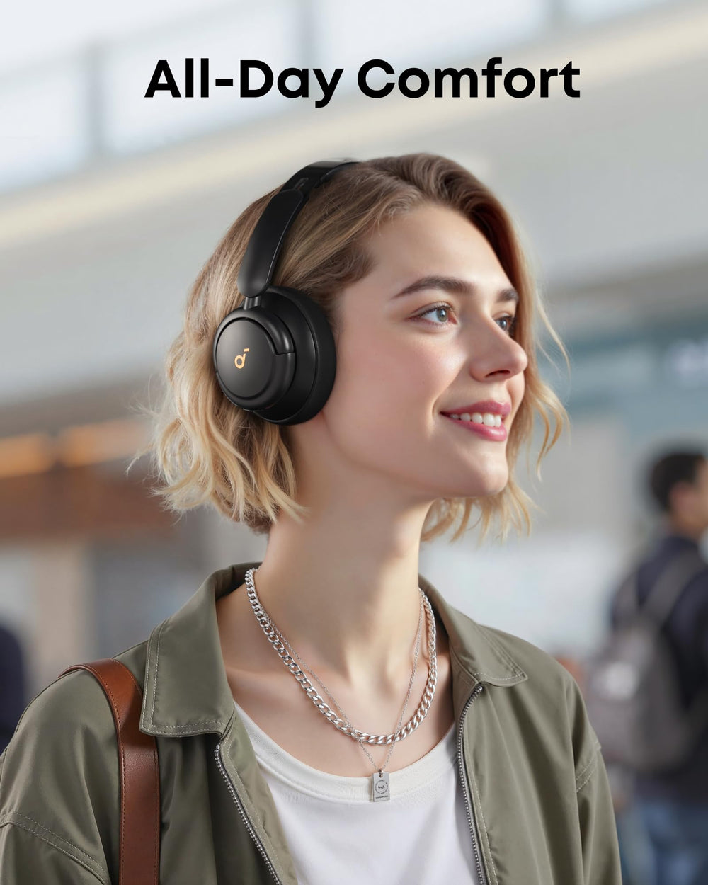 Soundcore Q30 en uso por un viajero en avión reduciendo ruido ambiental