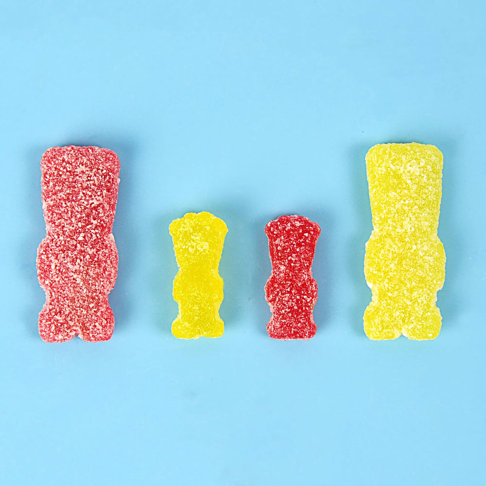 Sour Patch Kids comparación de tamaño con una moneda para referencia visual