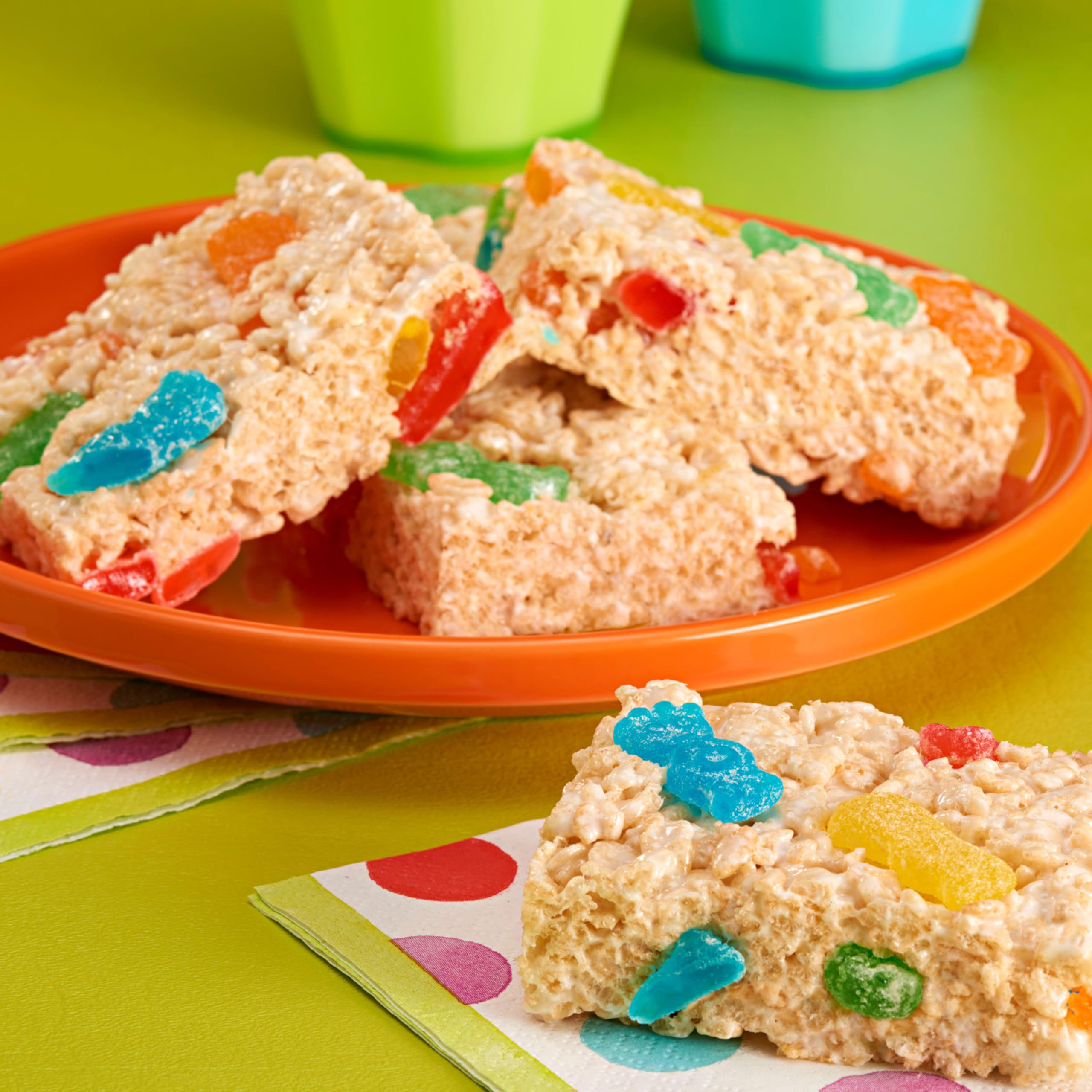 SOUR PATCH KIDS porción en mano para comparar tamaño y facilidad de llevar