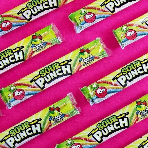 Sour Punch palito en mano para mostrar escala y facilidad de comer