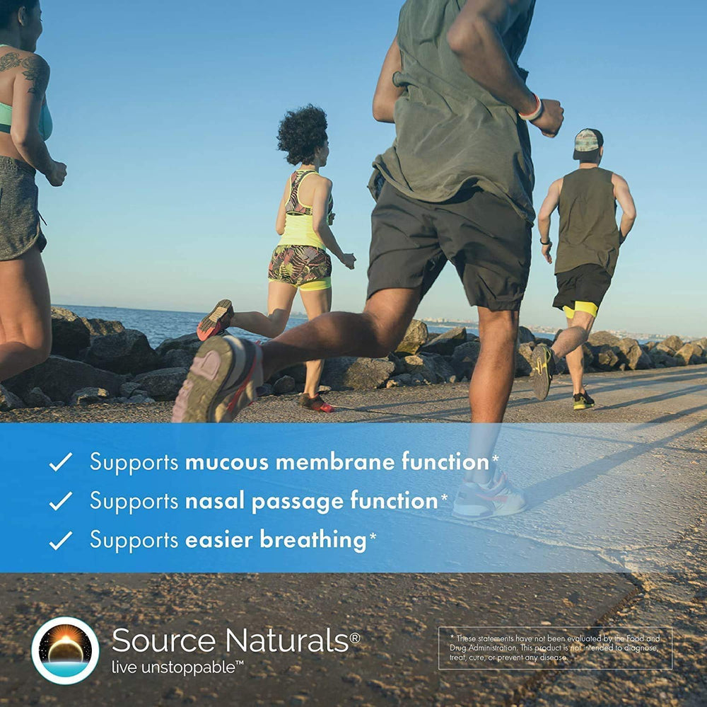 Manos tomando una tableta Source Naturals para integrar en la rutina diaria