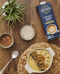 SOWN envase 32oz en mano para comparar tamaño y conveniencia